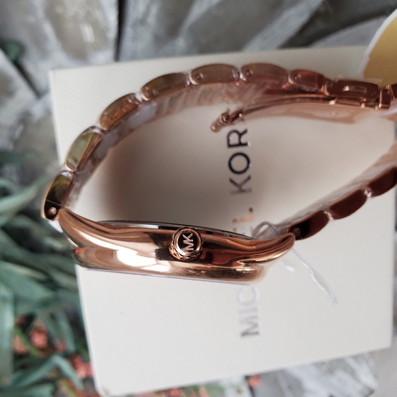 Michael Kors - Picture 4 of 4